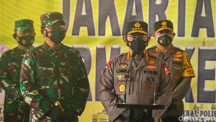 Kapolri Jenderal Listyo Sigit Prabowo-Panglima TNI Marsekal Hadi Tjahjanto kunjungi Pasar Tanah Abang. Mereka datang untuk tinjau penerapan protokol kesehatan.