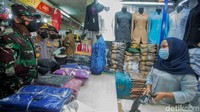 Selain menyapa para pedagang, keduanya pun juga tampak membagikan masker. 