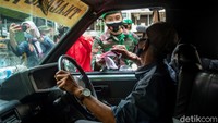 Aksi bagi-bagi masker itu dilakukan untuk meningkatkan kesadaran masyarakat akan pentingnya menerapkan protokol kesehatan guna mencegah penyebaran virus Corona.