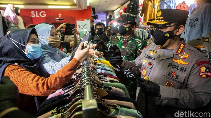 Kapolri-Panglima TNI Tinjau Penerapan Prokes di Pasar Tanah Abang Kapolri Jenderal Listyo Sigit Prabowo-Panglima TNI Marsekal Hadi Tjahjanto kunjungi Pasar Tanah Abang. Mereka datang untuk tinjau penerapan protokol kesehatan.