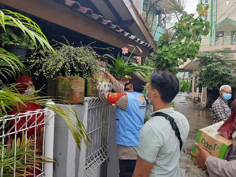 Kapolsek Bekasi Selatan Kompol Imam Syafi'i memberikan bantuan sembako (dok Istimewa)