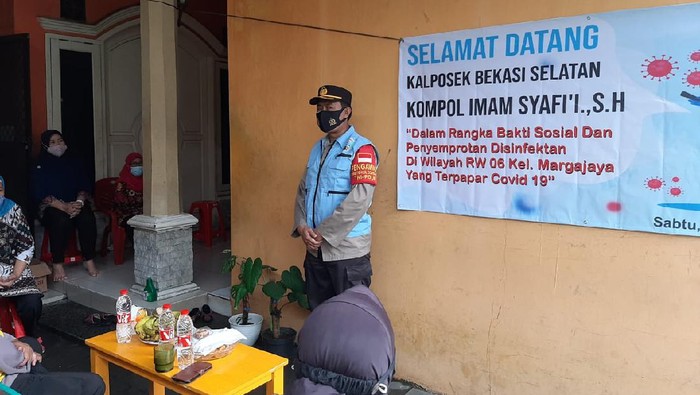 Kapolsek Bekasi Selatan Kompol Imam Syafii memberikan bantuan sembako (dok Istimewa)