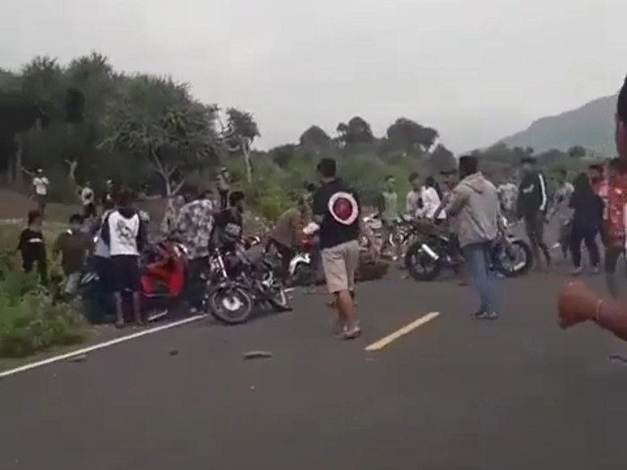 Video pebalap liar menabrak dua motor viral di media sosial. Dalam video tampak pebalap liar itu memacu motornya dengan kecapatan tinggi.