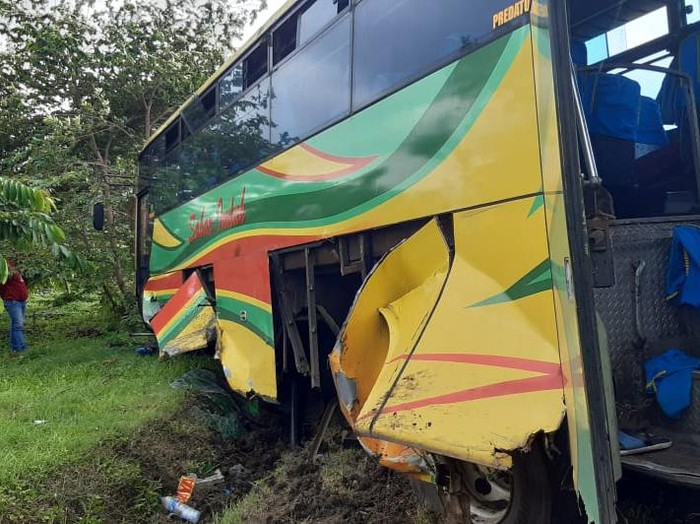 Sebuah bus terperosok keluar dari jalur Tol Sidoarjo. Tujuh penumpang luka-luka dalam kecelakaan tersebut.
