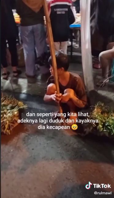 Tanpa Alas Kaki, Bocah Ini Tetap Gigih Keliling Jualan Kangkung