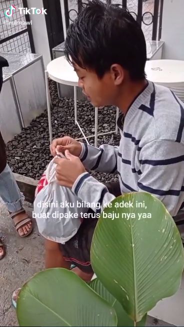 Tanpa Alas Kaki, Bocah Ini Tetap Gigih Keliling Jualan Kangkung
