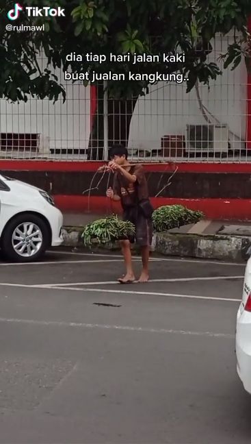 Tanpa Alas Kaki, Bocah Ini Tetap Gigih Keliling Jualan Kangkung