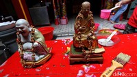 Menurut pengurus klenteng, tradisi mencuci patung dewa-dewi dengan menggunakan air bunga tersebut sudah ada sejak 4 ribu tahun yang lalu. 