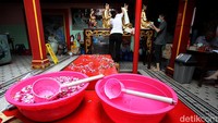 Patung dewa-dewi yang ada di Klenteng Tien Kok Sie dibersihkan dengan menggunakan air bunga.