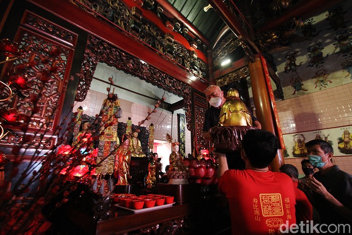 Beragam persiapan dilakukan di Klenteng Tien Kok Sie, Solo, jelang Tahun Baru Imlek. Persiapan yang dilakukan salah satunya adalah membersihkan patung dewa-dewi