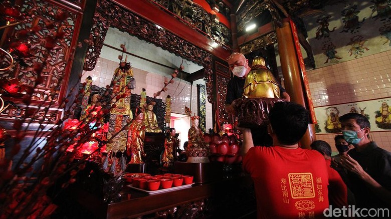 Beragam persiapan dilakukan di Klenteng Tien Kok Sie, Solo, jelang Tahun Baru Imlek. Persiapan yang dilakukan salah satunya adalah membersihkan patung dewa-dewi