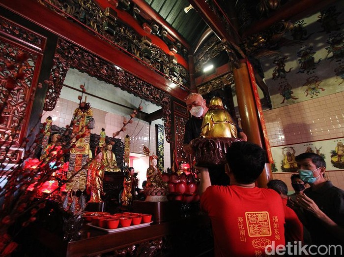 Beragam persiapan dilakukan di Klenteng Tien Kok Sie, Solo, jelang Tahun Baru Imlek. Persiapan yang dilakukan salah satunya adalah membersihkan patung dewa-dewi