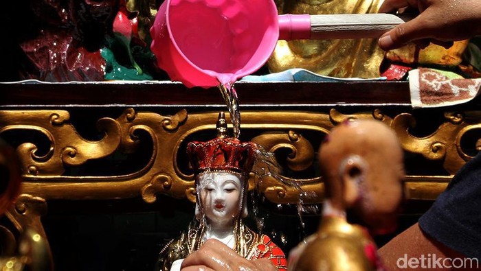Beragam persiapan dilakukan di Klenteng Tien Kok Sie, Solo, jelang Tahun Baru Imlek. Persiapan yang dilakukan salah satunya adalah membersihkan patung dewa-dewi