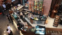 Kelebihan dari tempat ngopi ini adalah sharing table dengan barista. (Wisma Putera/detikcom)