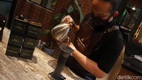 Aroma kopi yang nikmat menyeruak tiap kali barista membuat kopi. (Wisma Putera/detikcom)