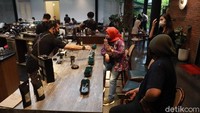 Traveler bisa ngobrol langsung dengan barista terkait pembuatan kopinya. (Wisma Putera/detikcom)
