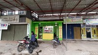 Zaim Saidi, pendiri Pasar Muamalah Depok yang melakukan transaksi pakai koin dinar dan dirham ditangkap. Puluhan koin dinar dan dirham yang digunakan sebagai alat transaksi disita. (Foto: Lokasi Pasar Muamalah/Trio Hamdani-detikcom).