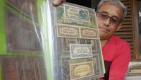 Kolektor uang kuno Roedy Santoso memperlihatkan uang kuno yang dikoleksinya di Desa Purwosari, Kabupaten Madiun, Jawa Timur, Sabtu (30/1/2021). 