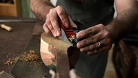 Pandemi COVID-19 tak membuat Soleimani berhenti berkarya. Ia tetap membuat beragam alat musik tradisional di bengkel kerjanya.