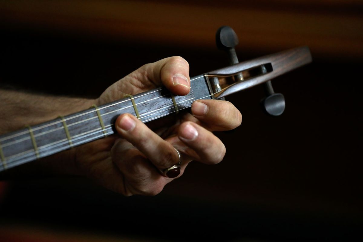 Gitar termasuk alat musik ritmis atau melodis