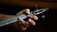 Kegiatan membuat alat musik tradisional itu tak hanya menjadi sumber penghasilan bagi Soleimani. Membuat beragam alat musik tradisional itu juga menjadi salah satu upaya pria itu untuk terus melestarikan alat-alat musik tradisional tersebut.
