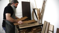 Luthier Ali Akbar Soleimani bersiap untuk membuat alat musik di tempat kerjanya yang berlokasi di kawasan Tehran, Iran. 