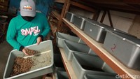 Sampah organik dapat diolah menjadi makanan maggot yang nantinya maggot itu dapat jadi pakan ternak dan ikan. Sedangkan residu dari sampah itu diolah di TPS atau TPA. 