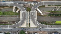 Jalan layang Lenteng Agung atau flyover tapal kuda adalah dua jalan layang berbentuk tapal kuda yang saling terbalik dengan panjang 880 meter. Usulan mengenai pembangunan flyover tapal kuda sudah dimulai sebelum era Anies namun dimulai pada 2019. Biaya pembangunan flyover tapa kuda Lenteng Agung adalah Rp 143,55 miliar. Sementara flyover tapal kuda Tanjung Barat 12 April menggunakan anggaran Rp 163,2 miliar. Maka, total pembangunan kedua flyover tapal kuda raksasa di Jakarta Selatan itu menggunakan anggaran Rp 306,75 miliar. Galih Pradipta/Antara Foto