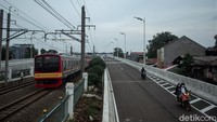 Uji coba ini dilakukan selama tiga hari ke depan. Khusus untuk hari ini, flyover akan dibuka pukul 08.00-21.00 WIB. Rifkianto Nugroho/Detikcom.  
