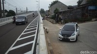 Kondisi jalanan di flyover ini sudah siap dilintasi. Sejumlah kendaraan pun terlihat sudah wara-wiri melintasi flyover tersebut. Rifkianto Nugroho/Detikcom.