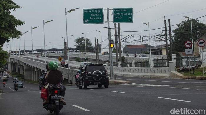 Flyover Tapal Kuda di wilayah Tanjung Barat dan Lenteng Agung mulai dibuka untuk uji coba. Proses uji coba akan dilakukan selama 3 hari ke depan.