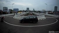 Begitu juga lampu jalan yang sudah tertata di sepanjang kedua flyover tersebut. Saat berada di putaran (U-turn), pengendara bisa sedikit melihat pemandangan atap rumah warga sekitar yang sudah dicat warna-warni. Rifkianto Nugroho/Detikcom.