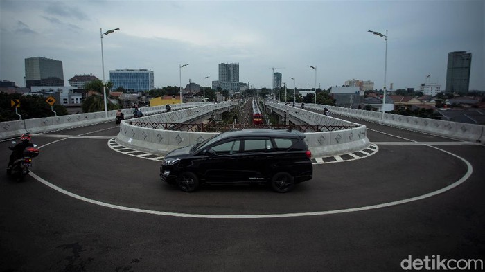 Flyover Tapal Kuda di wilayah Tanjung Barat dan Lenteng Agung mulai dibuka untuk uji coba. Proses uji coba akan dilakukan selama 3 hari ke depan.