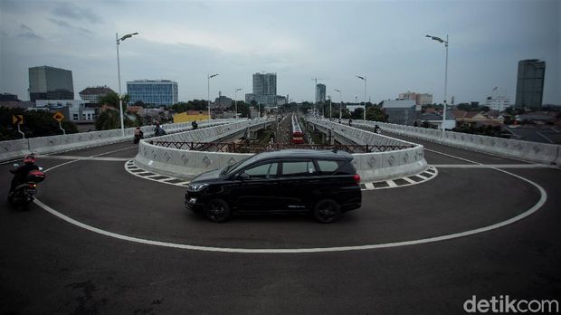 Flyover Tapal Kuda di wilayah Tanjung Barat dan Lenteng Agung mulai dibuka untuk uji coba. Proses uji coba akan dilakukan selama 3 hari ke depan.