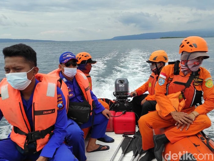 Nelayan yang hilang di perairan sekitar Pulau Tabuhan, Banyuwangi ditemukan selamat oleh tim gabungan. Korban ditemukan di perairan Pantai Situbondo, atau utara Pulau Tabuhan.