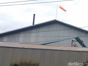 Warga Dua Kecamatan di Gresik Keluhkan Pencemaran Udara dari Pengolahan Oli