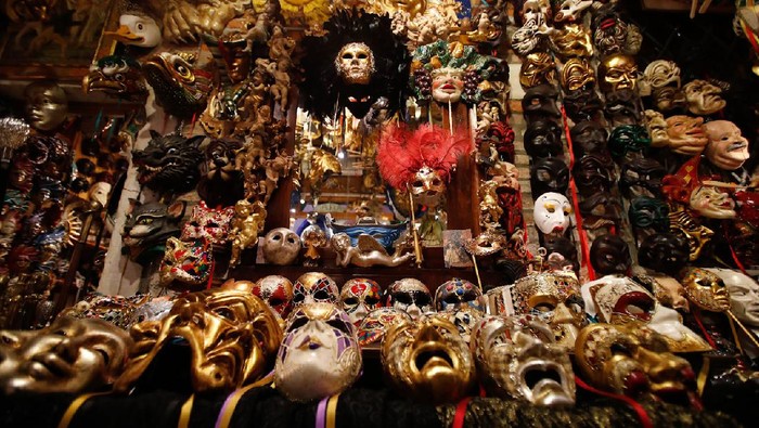 Karnaval Venesia jadi salah satu acara tahunan paling di nanti di Italia. Namun, pandemi COVID-19 membuat Venesia tampak sunyi dari kemeriahan karnaval tersebut