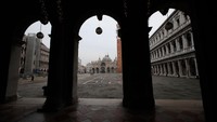 Seperti diketahui, Karnaval Venesia merupakan acara tahunan yang dinanti oleh masyarakat dunia. Di karnaval tersebut warga dan wisatawan dapat bergaya dengan menggunakan kostum dan topeng-topeng unik saat berjalan-jalan di Venesia.