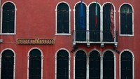 Akibatnya, kawasan Venesia yang biasanya ramai wisatawan dari berbagai negara dunia tampak sepi karena hilangnya keceriaan Karnaval Venesia.