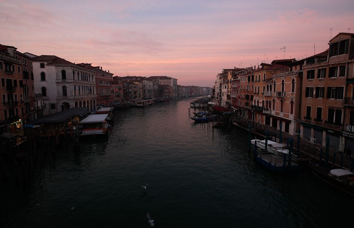Karnaval Venesia jadi salah satu acara tahunan paling di nanti di Italia. Namun, pandemi COVID-19 membuat Venesia tampak sunyi dari kemeriahan karnaval tersebut