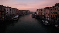 Suasana sepi menyelimuti kawasan Kanal Besar atau Grand Canal yang berada di kawasan Venesia, Italia, Sabtu (30/1) waktu setempat.