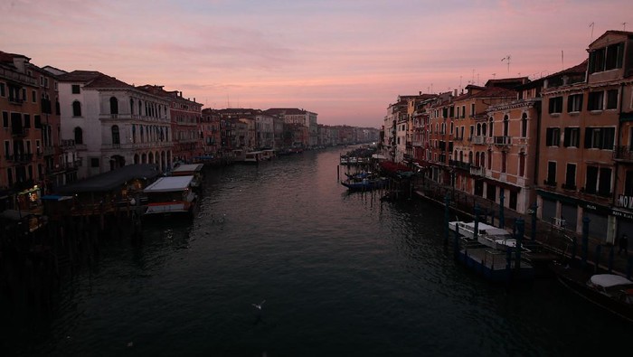 Karnaval Venesia jadi salah satu acara tahunan paling di nanti di Italia. Namun, pandemi COVID-19 membuat Venesia tampak sunyi dari kemeriahan karnaval tersebut