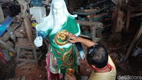 Marno mengatakan adapun pembuatan patung dewa membutuhkan waktu lima hari hingga dua bulan. Tergantung tingkat kerumitan patung yang dipesan. Adapun patung dewa yang dibuat seperti Dewa Kwang Kong, Dewi Kwang In, hingga Dewa Bumi. Menurutnya ukuran patung dewa juga bervariasi. Mulai kecil 30 cm hingga berukuran tinggi 2 meter. Harganya pun bermacam, mulai Rp 1,5 juta sampai Rp 20 juta. Tergantung kerumitan dan ukuran patung.