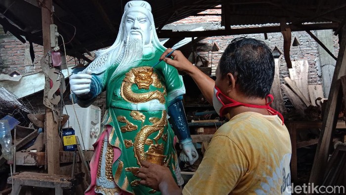 Pemahat Patung di Jepara Bertahan di Masa Pandemi Corona Pandemi virus Corona turut berdampak pada pemahat patung di Jepara. Salah satu pemahat mengatakan pesanan patung dewa turun meski menjelang Imlek akibat Corona.