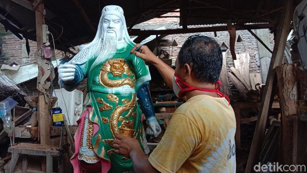 Pematung dewa Imlek di Jepara