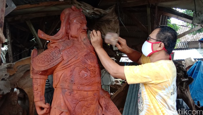 Pematung dewa Imlek di Jepara