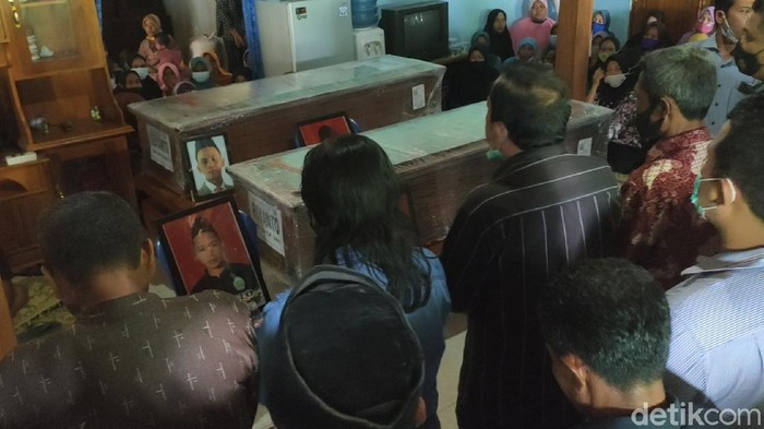 Peti jenazah Suyanto dan Riyanto