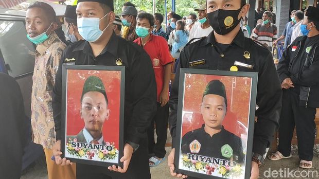 Peti jenazah Suyanto dan Riyanto