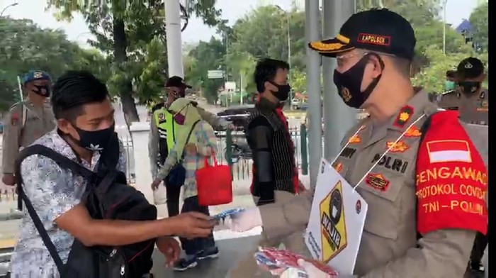 Polsek Pulogadung bagikan masker (Istimewa)