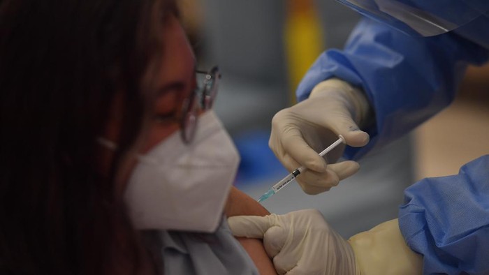 Ribuan tenaga kesehatan (nakes) menjalani vaksinasi COVID-19 di Surabaya. Ada 4 ribu lebih nakes yang disuntik vaksin COVID-19.